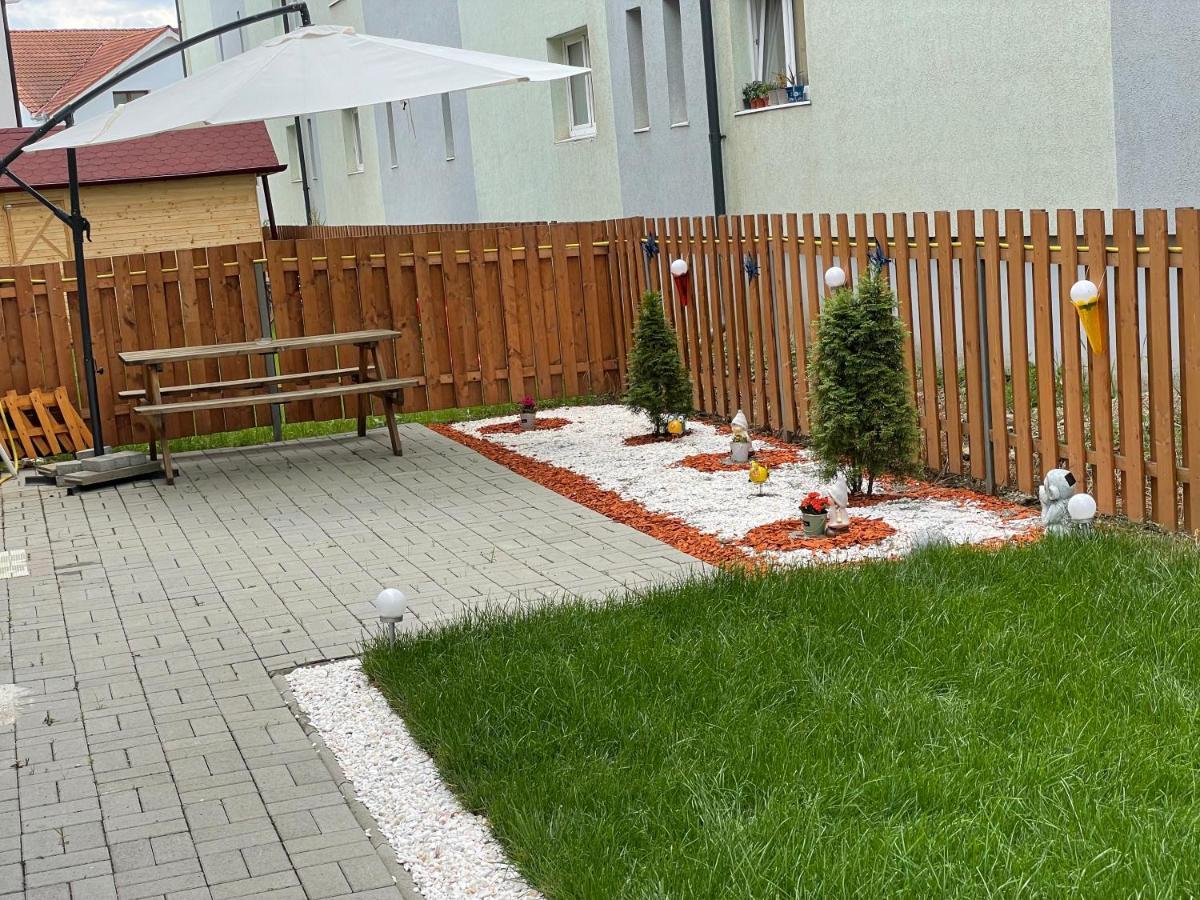 Tina Apartment Selimbar Exterior photo